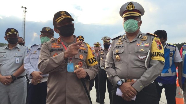Kapolda Jateng, Irjen Ahmad Luthfi (kiri) saat penyekatan dalam Operasi Ketupat Candi (OKC) 2020 di Gerbang Tol Kalikangkung Semarang. Foto: Afiati Tsalitsati/Kumparan