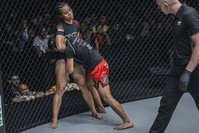 Atlet andalan Indonesia Priscilla Hertati Lumban Gaol menerapkan teknik kuncian guillotine choke saat berhadapan dengan Rome Trinidad asal Filipina (ONE Championship)