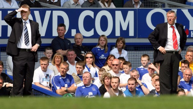 David Moyes kala melatih Everton, Sir Alex Ferguson saat melatih Manchester United. Foto: PAUL ELLIS / AFP