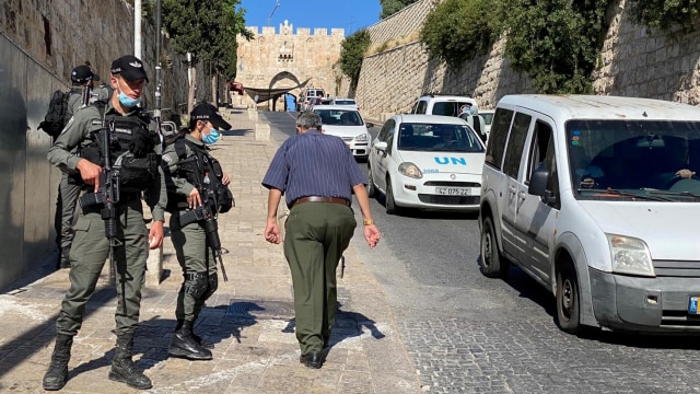Polisi perbatasan Israel mengamankan daerah di luar Kota Tua Yerusalem, usai insiden penembakan warga Palestina, Sabtu (30/5) Foto: REUTERS/Sinan Abu Mayzer