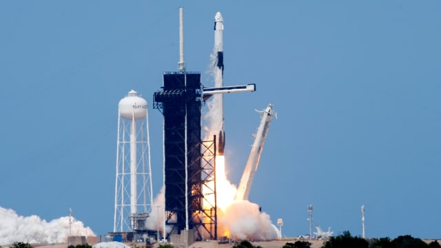 Roket SpaceX Falcon 9 dan pesawat ruang angkasa Dragon Crew saat diluncurkan dari Pusat Antariksa NASA di Cape Canaveral, Florida, AS, Sabtu (30/5). Foto: REUTERS/Steve Nesius