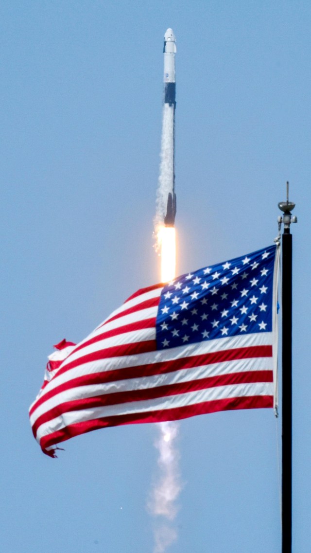 Roket SpaceX Falcon 9 dan pesawat ruang angkasa Dragon Crew saat diluncurkan dari Pusat Antariksa NASA di Cape Canaveral, Florida, AS, Sabtu (30/5). Foto: REUTERS/Steve Nesius