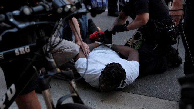 Pengunjuk rasa diamankan  polisi selama protes atas kematian George Floyd oleh polisi Minneapolis, di Times Square, Manhattan, New York, AS. Foto: REUTERS/Andrew Kelly