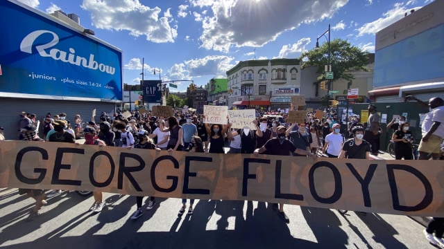Aksi protes atas kematian George Floyd oleh polisi Minneapolis, di Times Square, Manhattan, New York, AS. Foto: REUTERS/Andrew Kelly
