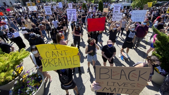 Aksi protes atas kematian George Floyd oleh polisi Minneapolis, di New York, AS. Foto: REUTERS/Eduardo Munoz