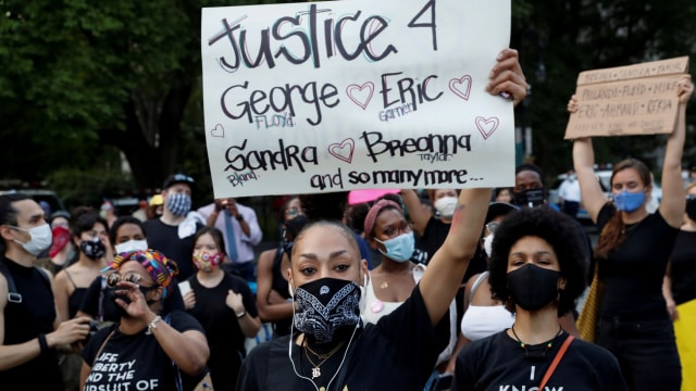 Aksi protes atas kematian George Floyd oleh polisi Minneapolis, di New York, AS. Foto: REUTERS/Shannon Stapleton