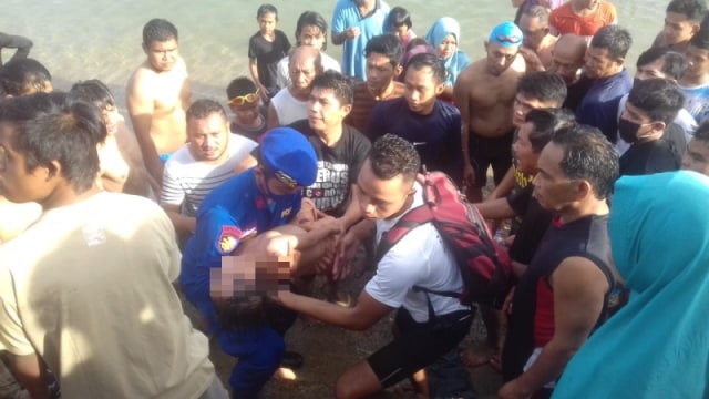 Suasana evakuasi korban tenggelam di Pantai Talise, Palu Timur, Minggu (31/5). Foto: Istimewa