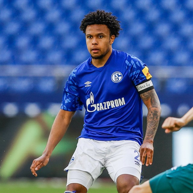 Weston McKennie kenakan ban lengan bertuliskan "Keadilan unutk George Floyd." Foto: Dok. Schalke 04