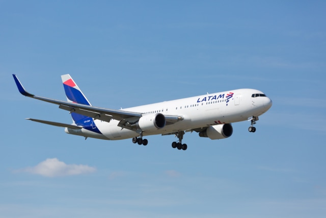 Pesawat LATAM Airlines yang tengah mengudara Foto: Shutter Stock