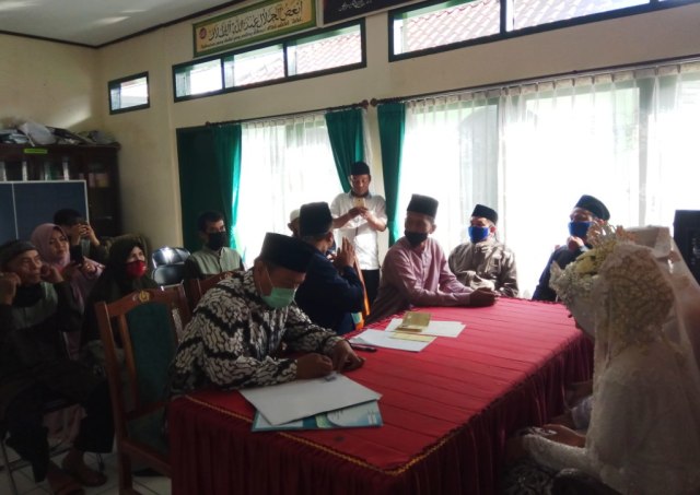 KUA di Kuningan, Jawa Barat Layani Akad Nikah dengan Protokol Kesehatan COVID-19 (1)