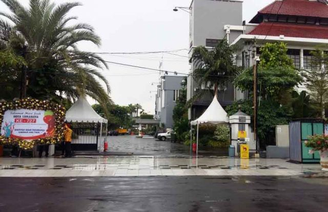 Karang bungan ucapan Hari Jadi Kota Surabaya dari Gubernur Khofifah di luar balai kota