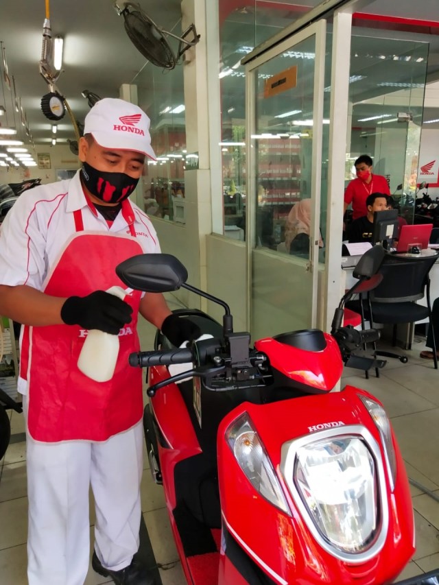 Seorang mekanik Capella Honda Service Peunayong saat melakukan servis sepeda motor Honda. Foto: Dok. Capella