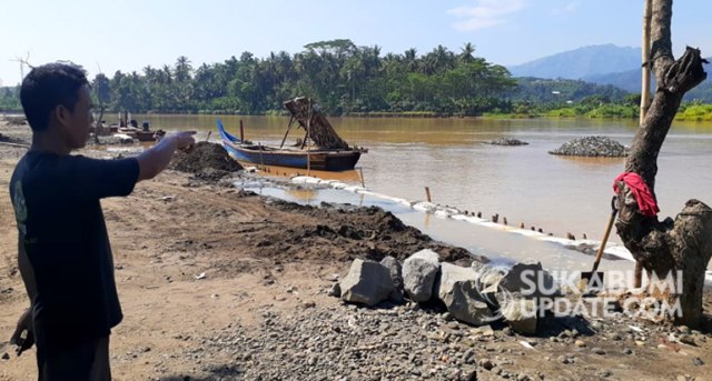 Kang Abo (43 tahun) warga Kampung Caringin, Desa Jayanti, Kecamatan Palabuhanratu, Kabupaten Sukabumi saat menunjukan lokasi buaya muncul di sekitar Muara Sungai Cimandiri, Minggu (31/5/2020). | Sumber Foto:Istimewa