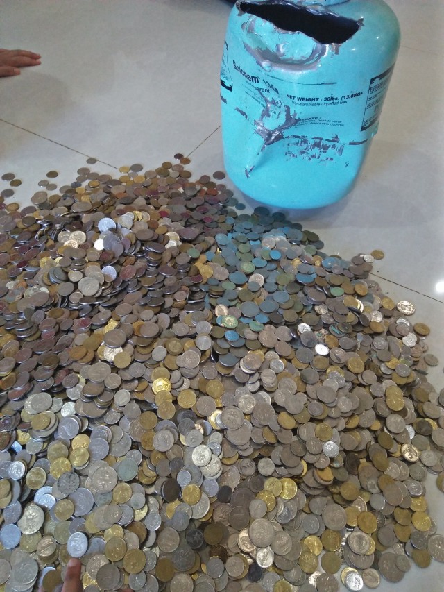 Viral, sebuah keluarga di Malaysia menabung uang koin di tabung LPG. (Foto: Twitter/@ainmir4) 
