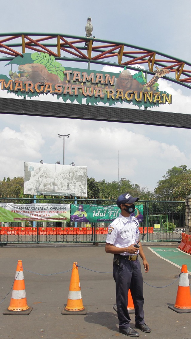 Petugas beraktivitas di pintu masuk Taman Margasatwa Ragunan, Jakarta, Minggu (31/5/2020). Foto:  ANTARA FOTO/Reno Esnir
