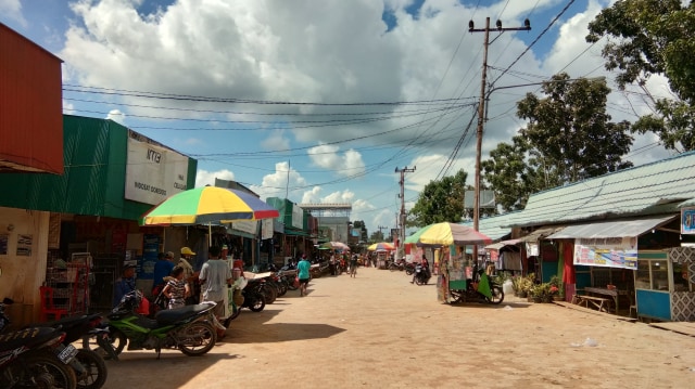 Suasana Pasar Baru di Desa Karang Mulya, Kecamatan Pangkalan Banteng. (Foto: Mia Supiyana)