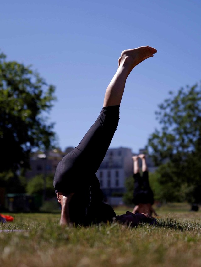 Seorang mengikuti yoga di taman Jardin d'Eole saat Prancis melonggarkan lockdown. Foto: REUTERS/Christian Hartmann