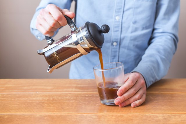 Ilustrasi minum kopi di kantor. Foto: Shutter Stock