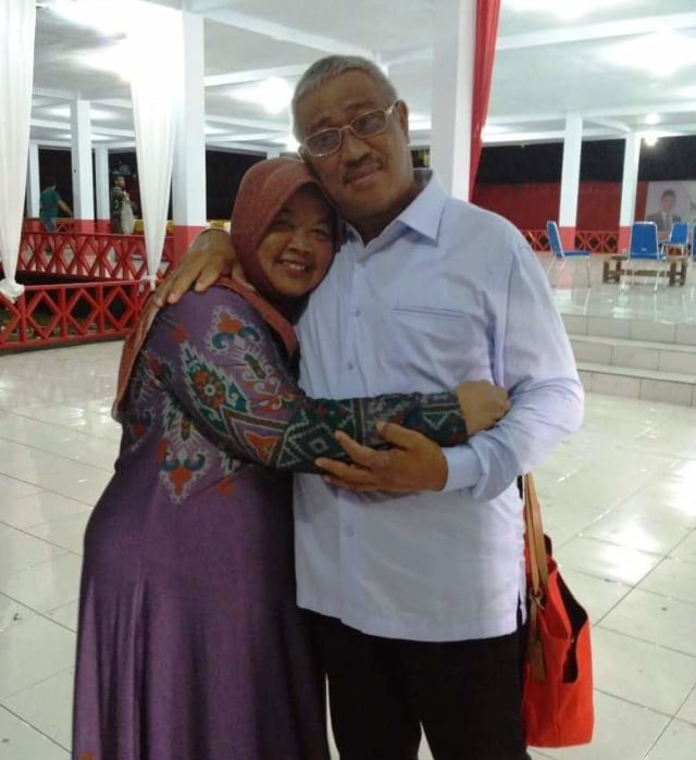 Mendiang Sulama Ali Ibrahim salam satu kesempatan bersama sang suami, Ali Ibrahim. Foto: Istimewa