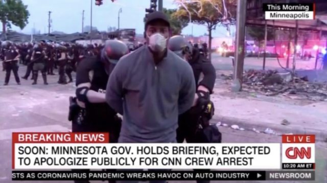 Polisi menangkap reporter CNN saat meliput aksi protes di Minneapolis, AS. Foto: CNN via Reuters