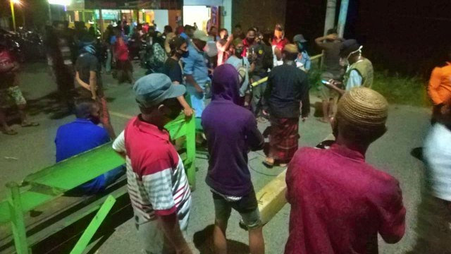Terobos Perbatasan Gorontalo-Sulut, Puluhan Mobil Diadang Ratusan Masyarakat (2348)