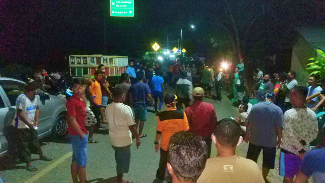 Terobos Perbatasan Gorontalo-Sulut, Puluhan Mobil Diadang Ratusan Masyarakat (2349)