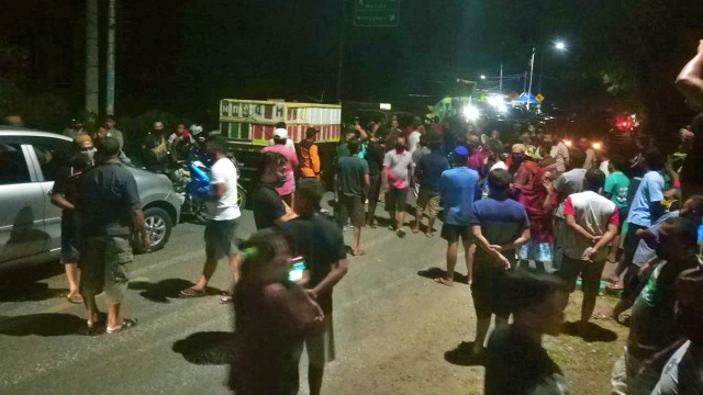 Terobos Perbatasan Gorontalo-Sulut, Puluhan Mobil Diadang Ratusan Masyarakat (2351)