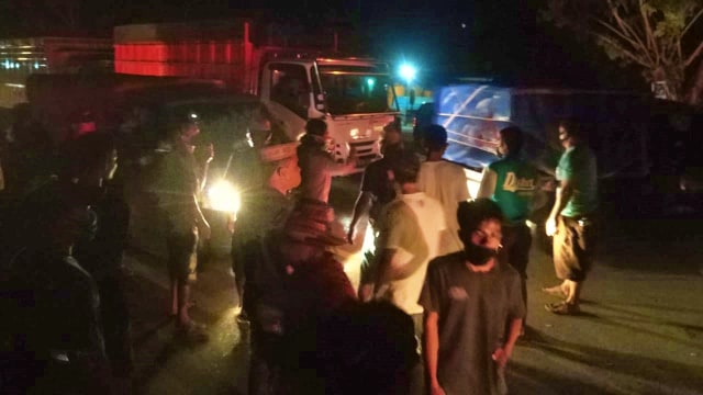 Terobos Perbatasan Gorontalo-Sulut, Puluhan Mobil Diadang Ratusan Masyarakat (2352)