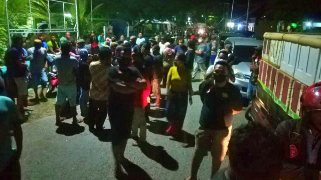 Ratusan warga di Kecamatan Atinggola, Kabupaten Gorontalo Utara, menghadang Kendaraan Pemudik asal Sulut. Senin, (1/6). Foto: Dok istimewa