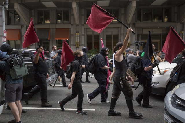 Kelompok Antifa gelar aksi protes di Washington DC pada Juli 2019. Foto: AFP/ANDREW CABALLERO-REYNOLDS