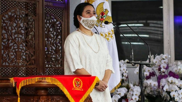 Ketua DPR RI, Puan Maharani saat mengikuti upacara peringatan Hari Lahir Pancasila secara virtual di rumah dinasnya. Foto: Dok. DPR