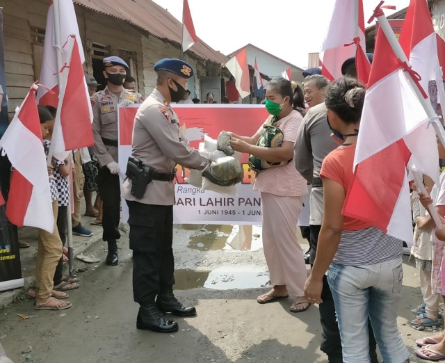 Personel Sat Brimob Polda Sumut berbagi sembako di momen Hari Lahir Pancasila 1 Juni 2020. Foto: Istimewa