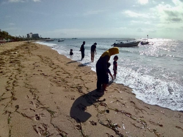 Warga sudah sempat berjalan-jalan di Pantai Sindhu, Sanur, Senin (1/5) - ACH