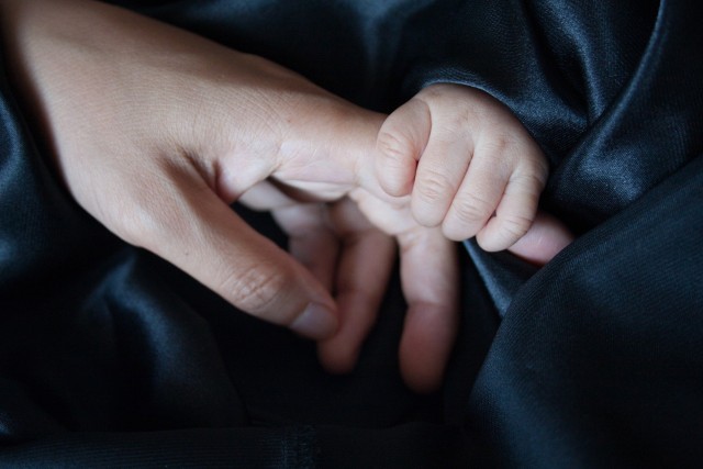 Seorang bayi yang menggenggam jari ibunya. Foto: Pixabay