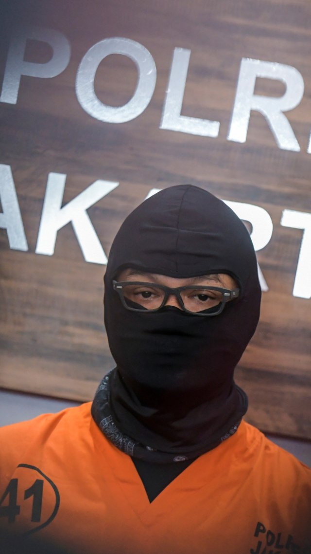 Aktor Dwi Sasono dihadirkan penyidik Satnarkoba pada rilis kasus narkoba di Polres Jakarta Selatan, Jakarta, Senin (1/6). Foto: ANTARA FOTO/Galih Pradipta
