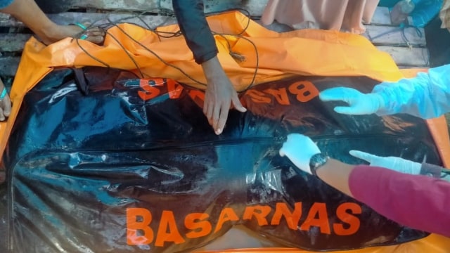 Tim SAR mengevakuasi jenazah salah seorang korban yang tenggelam di Sungai Mapilli, Polman, Sulawesi Barat. Foto: Dok. Basarnas Mamuju