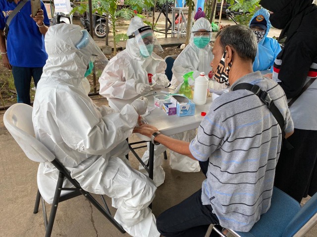 Warga mengikuti rapid test di Pasar Belimbing Pontianak. Foto: Dok Dinkes Kalbar