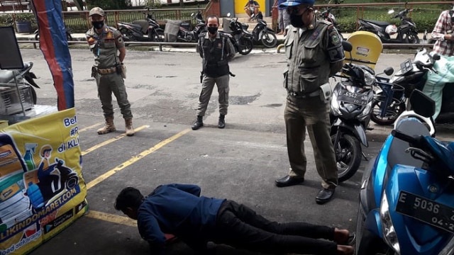 Sejumlah pelanggar PSBB di Kabupaten Kuningan, Jawa Barat, dihukum push up. (Ciremaitoday)