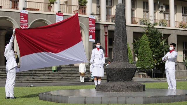 Civitas akademika UGM mengikuti Upacara Peringatan Hari Lahir Pancasila secara daring atau online melalui Google Meet dan siaran Youtub. Foto: Dok. Humas UGM