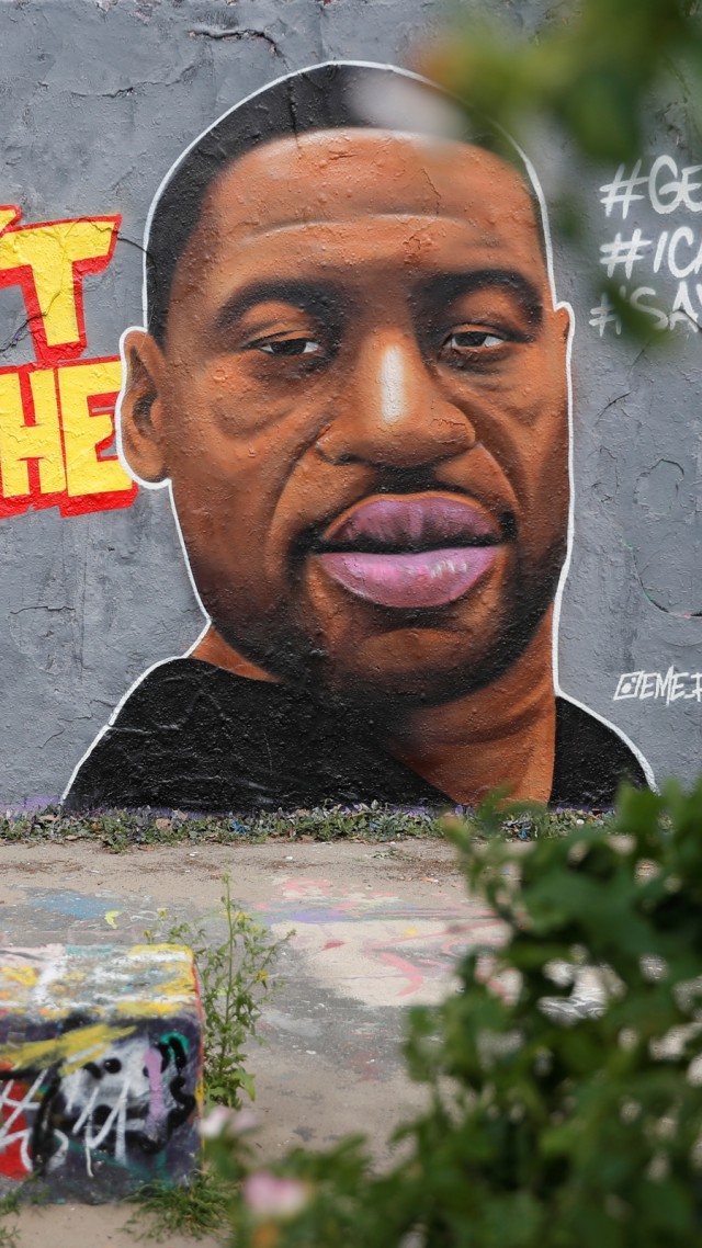 Mural dengan gambar wajah George Floyd di Taman Mauer, Berlin, Jerman. Foto: Odd ANDERSEN / AFP