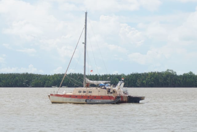 Kapal WNA berjenis Yacht bernama Hoopla setelah dirompak oleh kawanan pelaku yang saat ini berada di Perairan Kuala Teladas, Tulang Bawang, Lampung, Minggu (31/5) | Foto: Syahwa Roza Hariqo/Lampung Geh