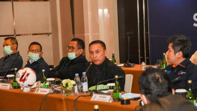 Rapat Darurat PSSI dan PT Liga Indonesia Baru di Hotel Fairmont, Senin (16/3). Foto: PSSI