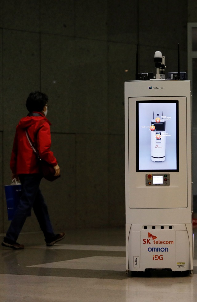 Sebuah robot pintar di markas SK Telecom di Seoul, Korea Selatan, (26/5). Foto: REUTERS/Kim Hong-Ji