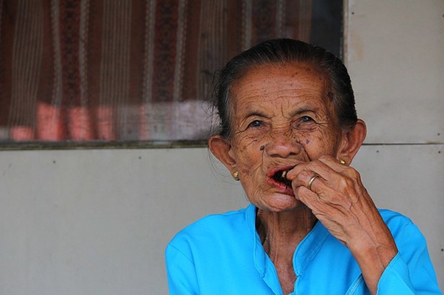 Seorang nenek yang sedang menginang. Dok: wikimedia