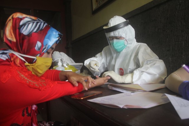 Rapid test pedagang di Pasar Pemeregan, Denpasar - IST