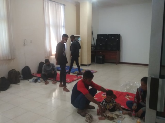 Pekerja migran yang tiba di Kupang, Senin (1/6/2020). Foto: Ola Keda.