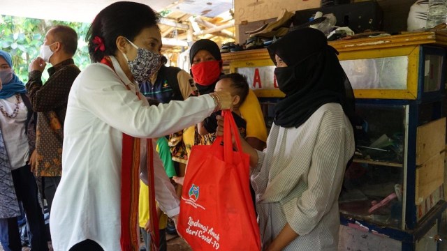 Menteri PPPA Bintang Puspayoga menyerahkan bantuan paket kebutuhan spesifik perempuan dan anak di wilayah Limo, Cinere, Kota Depok. Foto: Dok. Kementerian PPPA