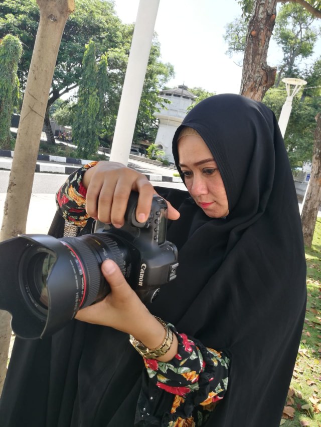 Anggota Inong Fotografer Aceh saat hunting foto bareng di Taman Sari Banda Aceh, Senin (1/6). Foto: Edo untuk acehkini