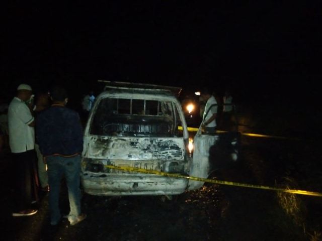 Mobil pick up yang bermuatan solar terbakar di Jalan Aeramo - Danga, Kota Mbay, Kabupaten Nagekeo, Senin (1/6/2020) malam.Foto: Istimewa. 
