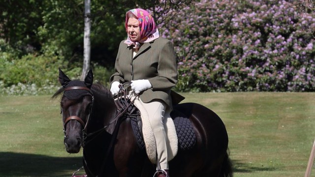 Ratu Elizabeth II berkuda di tengah isolasi mandiri.  Foto: dok. Instagram/@theroyalfamily